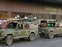Kontrolle: Die spanische Armee am Flughafen von Madrid.
