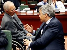 Bundesfinanzminister Wolfgang Schäuble spricht mit seinem belgischen Amtskollegen Didier Reynders.