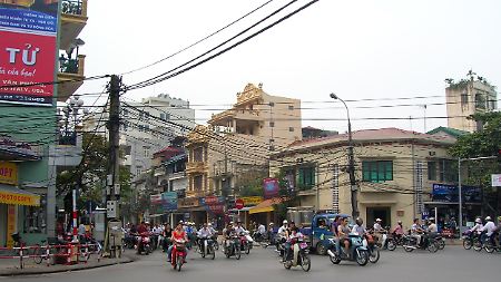 Modernes Hanoi: In Vietnams Hauptstadt sind wie im ganzen Land Millionen von Motorrollern unterwegs.