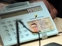 Der 28,80 Euro teure Ausweis im Scheckkartenformat kann seit dem 1. November beantragt werden: Mit dem integrierten Chip soll der neue PA als amtlicher Identitätsnachweis für Online-Geschäfte und für elektronische Signaturen dienen.