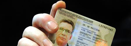 Der Innenminister hat ihn schon: Der Ausweis von Thomas de Maiziere.
