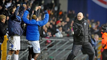Tanz an der Seitenlinien: Kopenhagens Coach Staale Solbakken feiert den Achtelfinal-Einzug.