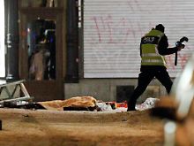 Forensiker bei der Untersuchung des Tatorts.