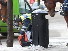 Polizistinnen kontrollieren in Stockholm einen verdächtigen Rucksack. Die Sicherheitsmaßnahmen wurden verstärkt.