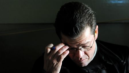 Guttenberg rechtfertigt erneut seine Reise, ...