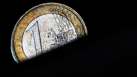 So viel steht fest: Bricht der Euro auseinander, verlassen Spanien, vielleicht auch Italien und sogar Frankreich die Währungsunion. Ihre Staatsanleihen verlieren an Wert. Und das trifft Millionen Sparer in Deutschland, die ihr Geld in Lebensversicherungen gesteckt haben.