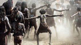 Die zehntausend Jahre alte Kultur der Aborigines wurde unter dem Einfluss der weißen Eroberer nahezu ausgelöscht. 