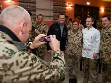 Bundeswehrsoldaten lassen sich in Masar-e-Sharif zusammen mit dem Minister ablichten.