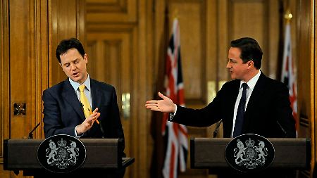 Cameron (r.) und Clegg führen eine Koalition des "tiefen Hasses".
