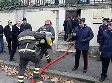 Polizei und Feuerwehr vor der griechischen Botschaft in Rom.
