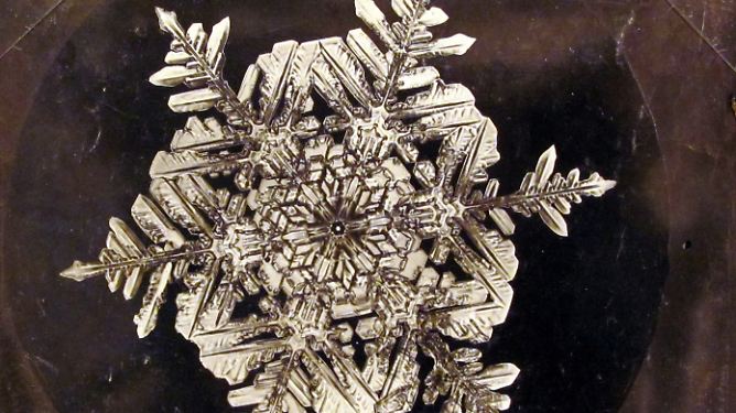 Sanft, weiß, sechseckig: Das Geheimnis der Schneeflocken
