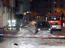 Mitarbeiter der Feuerwehr und vom Kampfmittelräumdienst stehen in Kiel vor einem Haus, in dem Sprengstoff-"Selbstlaborate" gefunden wurden.