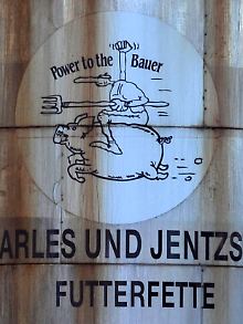 "Power to the Bauer": Silo der Futtermittelfirma "Harles & Jentzsch".