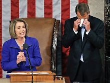 Nicht zum ersten Mall ist John Boehner von sich selbst überwältigt. Links seine Vorgängerin Nancy Pelosi.