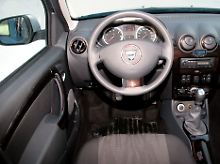 Schlicht und übersichtlich geht es im Cockpit zu, die Oberflächen wirken billig.