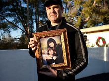 Greg Segalini zeigt ein Bild seiner Nichte und seine Schwester. Die neun Jahre alte Christina Green ist unter den Toten des Anschlags von Tucson.