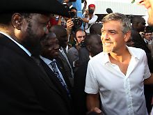 George Clooney schüttelt  Salva Kiir Mayardit die Hand.