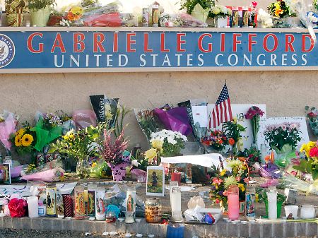 Blumen und Kerzen vor dem Büro der Abgeordneten in Tucson.
