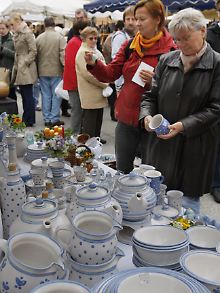 Beim Rheinsberger Töpfermarkt gibt es nicht nur die heimische tiefblaue Keramik zu sehen, sondern Kunsthandwerker aus ganz Deutschland stellen ihre Produktion vor.