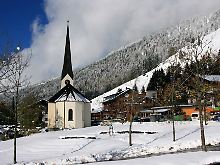 Auf dem Dach der Sankt-Anton-Kirche in Balderschwang liegt der Schnee oft monatelang.