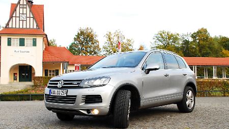 Der Touareg ist VWs erstes Hybridfahrzeug. Mit dem zusätzlichen Stromantrieb soll das mächtige Auto auf Sparsamkeit getrimmt werden.
