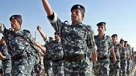 Irakische Rekruten bei ihrer Vereidigung in Mosul.