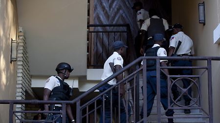 Duvalier wird von der Polizei aus dem Hotel abgeholt.