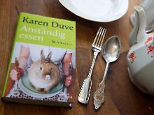 Für "Anständig essen" kaufte Duve zwei Monate lang nur Bio-Lebensmittel, lebte zwei Monate vegetarisch, zwei Monate vegan und zwei Monate fruktarisch.