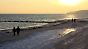Wintervergnügen am späten Nachmittag - Spaziergänger am Strand von Grömitz brauchen auf den Sonnenuntergang zu dieser Jahreszeit nicht lange zu warten.