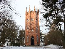 Gut Panker liegt nur wenige Kilometer entfernt von Lütjenburg. Vom Dorf führt ein kurzer Spaziergang immer bergauf zum Turm "Hessenstein" auf dem Pilsberg. 
