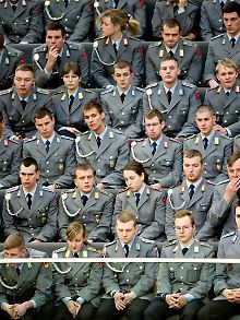Bundeswehrsoldaten verfolgten die Debatte von der Tribüne aus.