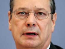 Der Wehrbeauftragte Königshaus wird von der CSU kritisiert, weil er die Missstände berkannt gemacht hat.