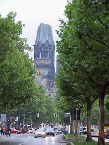 Die Kaiser-Wilhelm-Gedächtniskirche am Beginn des Kurfürstendamms.