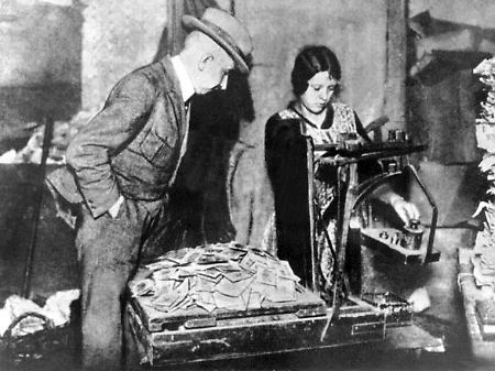1923 wurden Geldscheine abgewogen - sie waren kaum mehr wert als Papier. Ein Liter Milch kostete 26 Mrd. Mark.