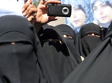 An den Demonstrationen beteiligen sich auch zahlreiche Frauen.