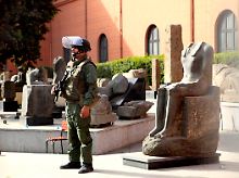 Militär vor dem bei Touristen sehr beliebten Ägyptischen Museum in Kairo.