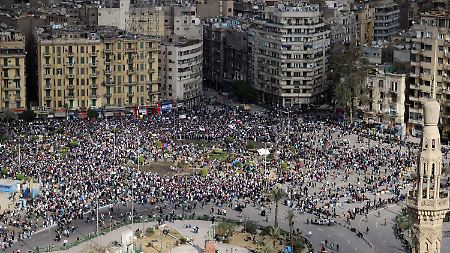 Demonstranten haben sich auf dem Tharir-Platz in Kairo mit Zelten eingerichtet. Ägyptische Oppositionelle haben zu einer Massendemonstration für den morgigen Dienstag in Kairo aufgerufen.