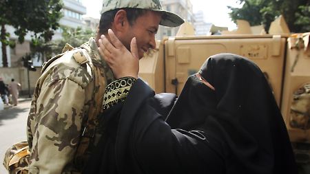 Friedlich, Seite an Seite: Eine ägyptische Mutter umarmt ihren Sohn, der in der Armee dient. Die Militärführung hatte ihre Zurückhaltung bekannt gegeben.
