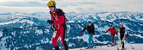 Bei einem Skitouren-Rennen gilt es, möglichst schnell auf einer festgelegten Route den Gipfel eines Berges zu erreichen und auch schnell abseits der Piste wieder ins Tal zu kommen.