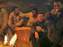Der Blogger Richard Gutjahr (2.v.r.) sitzt in der ägyptischen Hauptstadt Kairo mit Demonstranten auf der Straße an einem Feuer. Er hat sich auf eigene Faust nach Kairo aufgemacht, um in seinem Blog live von der Revolution in Ägypten zu berichten. (Bild vom 31.01.2011) 
