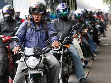 Berufsverkehr auf indonesisch: Die Zahl der Autoverkäufe steigt.
