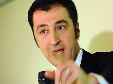 Cem Özdemir nimmt die Wahlkampfvorlage auf.