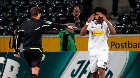 Dantes Inferno in der Bundesliga: Erst erkannte Schiedsrichter Thorsten Kinhöfer das Tor des Gladbachers zum 3:2 nicht an, dann entschied er auf Elfmeter gegen Dante und stellte ihn vom Platz.