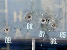 Schusslöcher in der Scheibe eines Autohauses in Wendlingen, in dessen Nähe der Amokläufer 2009 schließlich gestoppt wurde.