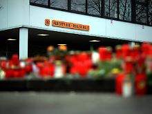 Blumen zum Gedenken an die Opfer des Amoklaufes vor der Albertville-Realschule.