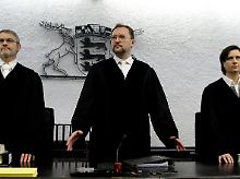Der Vorsitzende Richter Reiner Skujat und die Beisitzer Anne Harrschar (r.) und Georg Boeckenhoff (l.).