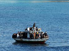 Auf winzigen Schiffen machen sich die Afrikaner auf die gefährliche Reise.