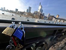 Auch am Brückengeländer des Eisernen Stegs in Frankfurt/Main sind erste Schlösser angebracht.