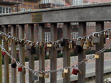 Rund 180 Liebesschlösser hängen an einer kleinen Fußgängerbrücke über die Jeetzel im Elbstädtchen Hitzacker im Landkreis Lüchow-Dannenberg.