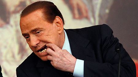 Was wirklich zählt: Während einer Pressekonferenz im im Palazzo Chigi kontrolliert Berlusconi seine Zähne.